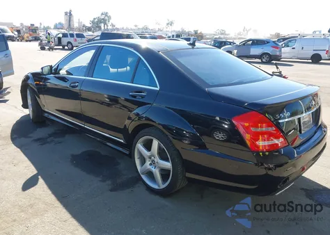 2013 Mercedes-Benz S 550 z USA, uszkodzony, nr VIN WDDNG7DB4DA502893